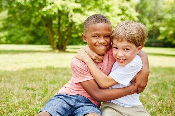 2 child friendship in park